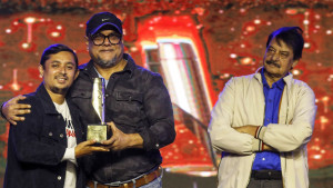 সমালোচক বিচারে বর্ষসেরা গীতিকবির পুরস্কার পেলেন মাহমুদ মানজুর
