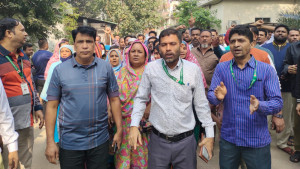 মিটফোর্ড হাসপাতালের পরিচালকের পদত্যাগ দাবিতে বিক্ষোভ