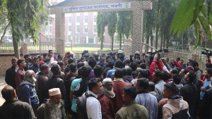 পুলিশ সুপারের কার্যালয়ের সামনে অবস্থান শিক্ষার্থীদের, ৯ দফা দাবি