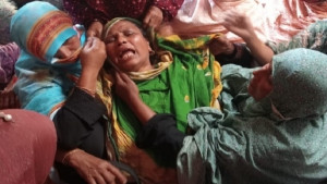 ‘মোর মানিক ধন কোনায়, বুকোত আনি দেও’