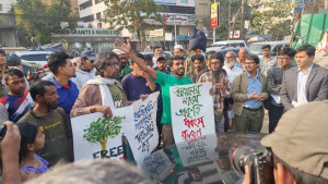 সড়ক উপদেষ্টার কথায় উত্তেজনা, গাড়ি আটকে পরিবেশকর্মীদের ক্ষোভ