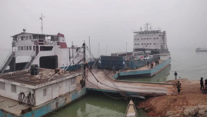 দুই ঘণ্টা পর পাটুরিয়া-দৌলতদিয়ায় ফেরি চলাচল স্বাভাবিক