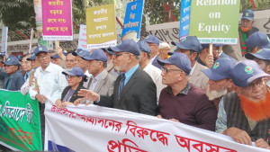 সাবেক পুলিশ কর্মকর্তাদের প্রতিবাদী মিছিল, ৬ দাবি