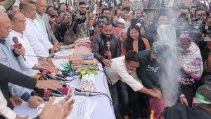 স্ত্রীর ইন্ডিয়ান শাড়ি ছুড়ে ফেললেন রিজভী, পোড়ালেন নেতাকর্মীরা 