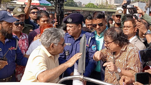 নারায়ণগঞ্জে গিয়ে প্রশ্নের মুখে উপদেষ্টা সাখাওয়াত