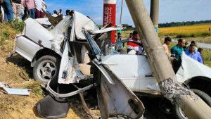 বিদ্যুতের খুঁটিতে প্রাইভেটকারের ধাক্কা, নিহত ৩