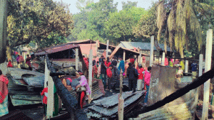 সিরাজগঞ্জে ১০ বাড়ি আগুনে পুড়ে ছাই