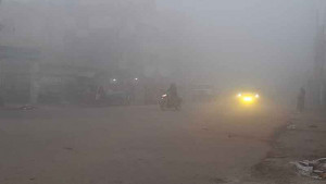 পঞ্চগড়ে ঘন কুয়াশায় জেঁকে বসেছে শীত