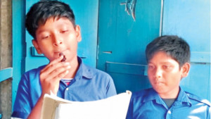 ছাত্র সংগ্রহে পাড়া-মহল্লায় শিশু শিক্ষার্থীরা
