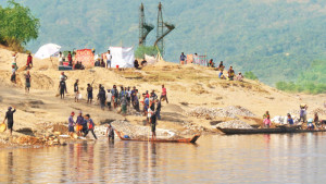 সংরক্ষিত বাঙ্কার এলাকায় চোখ পাথর লুটেরাদের