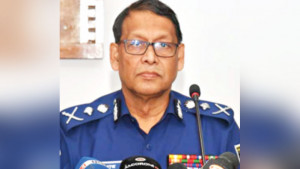আন্দোলনে শহীদ পরিবারের কাছে ক্ষমা চাইলেন আইজিপি