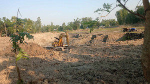রাত হলেই সচল পুকুর খননযন্ত্র