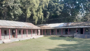 দলীয় কারণে ভবন হয়নি স্কুলে ভাঙা কক্ষে পাঠদানে ভোগান্তি