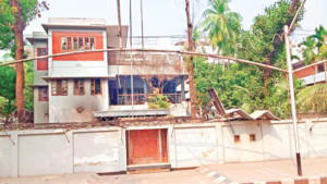 ভবনজুড়ে ক্ষত আর ধ্বংসের চিহ্ন