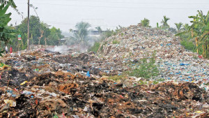 ময়লার দুর্গন্ধে জীবন অতিষ্ঠ