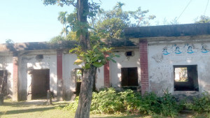 পরিত্যক্ত কোয়ার্টারে  মাদকের আড্ডা