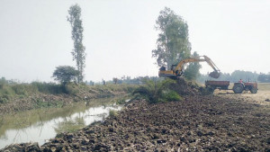খালের বাঁধ কেটে মাটি বিক্রি যুবদল নেতার