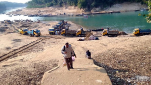 জৈন্তাপুরের লালাখালে বালুখেকোদের দৌরাত্ম্য