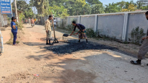 অর্ধেক পুরুত্বে কার্পেটিং ধুলার ওপরই বিটুমিন