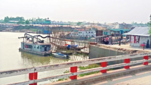 বালুর কারবারে স্লুইসগেটে ঝুঁকি
