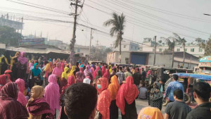 বকেয়া বেতনের দাবিতে শ্রমিকদের সড়ক অবরোধ