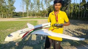 আকাশে পাখা মেলল স্কুলছাত্রের তৈরি উড়োজাহাজ