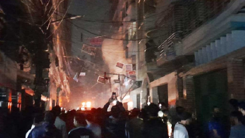 বনানীর ২২ নম্বর বস্তিতে লাগা আগুন নিয়ন্ত্রণে বনানীর ২২ নম্বর বস্তিতে লাগা আগুন নিয়ন্ত্রণে