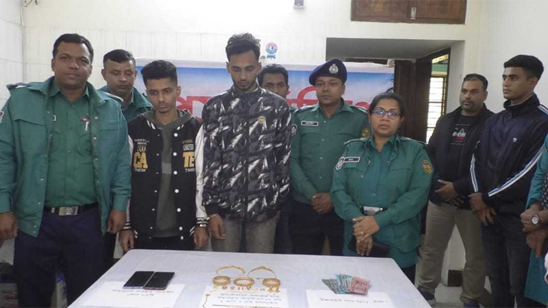 ‘ফ্রি ফায়ার’ খেলে প্রেম, তরুণীর ২১ ভরি স্বর্ণালংকার হাতিয়ে নেন নাফিজ ‘ফ্রি ফায়ার’ খেলে প্রেম, তরুণীর ২১ ভরি স্বর্ণালংকার হাতিয়ে নেন নাফিজ