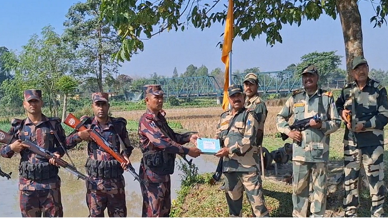 বিজয় দিবসে বিজিবি-বিএসএফ শুভেচ্ছা বিনিময়, মিষ্টি বিতরণ বিজয় দিবসে বিজিবি-বিএসএফ শুভেচ্ছা বিনিময়, মিষ্টি বিতরণ