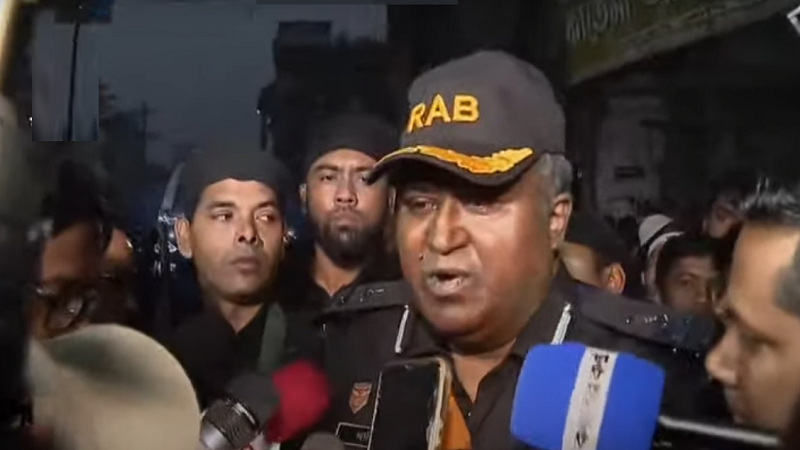 অস্ত্রসহ আত্মসমর্পণ করেছে তিন ডাকাত: র্যাব অস্ত্রসহ আত্মসমর্পণ করেছে তিন ডাকাত: র্যাব