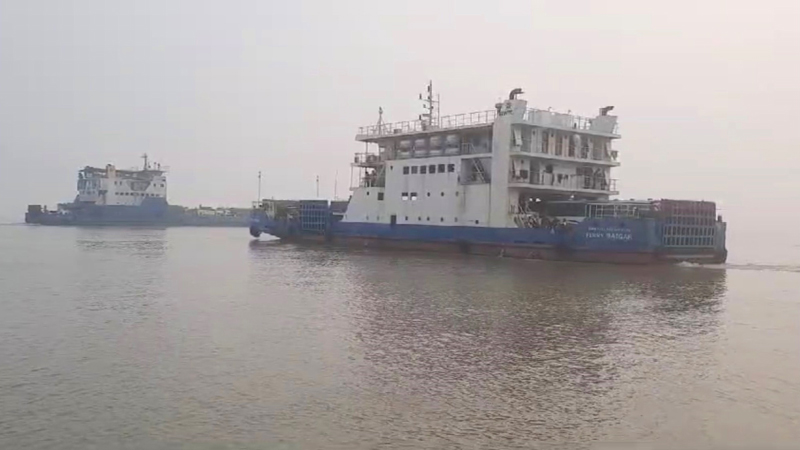 সাড়ে ৮ ঘণ্টা পর দৌলতদিয়া-পাটুরিয়ায় ফেরি চলাচল শুরু সাড়ে ৮ ঘণ্টা পর দৌলতদিয়া-পাটুরিয়ায় ফেরি চলাচল শুরু