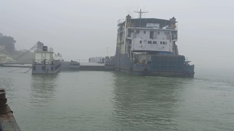 সাড়ে ৭ ঘণ্টা পর দৌলতদিয়া-পাটুরিয়া নৌ রুটে ফেরি চলাচল শুরু সাড়ে ৭ ঘণ্টা পর দৌলতদিয়া-পাটুরিয়া নৌ রুটে ফেরি চলাচল শুরু