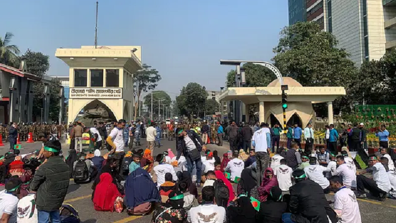 দুই ঘণ্টা অবরোধের পর খুলল জাহাঙ্গীর গেট এলাকার সড়ক দুই ঘণ্টা অবরোধের পর খুলল জাহাঙ্গীর গেট এলাকার সড়ক
