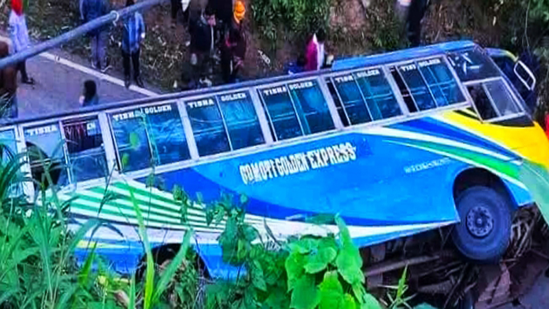 খাগড়াছড়িতে পর্যটকবাহী বাস উল্টে আহত ২০ খাগড়াছড়িতে পর্যটকবাহী বাস উল্টে আহত ২০