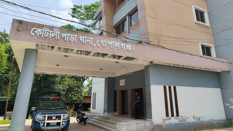 কোটালীপাড়ায় পুলিশের ওপর হামলা: সাড়ে ৪০০ জনকে আসামি করে মামলা কোটালীপাড়ায় পুলিশের ওপর হামলা: সাড়ে ৪০০ জনকে আসামি করে মামলা