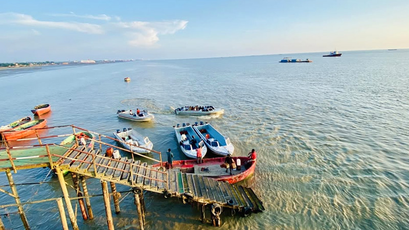 সন্দ্বীপ-কুমিরা নৌপথ: ঘন কুয়াশায় স্পিডবোট চলাচল বন্ধ, যাত্রীজট সন্দ্বীপ-কুমিরা নৌপথ: ঘন কুয়াশায় স্পিডবোট চলাচল বন্ধ, যাত্রীজট