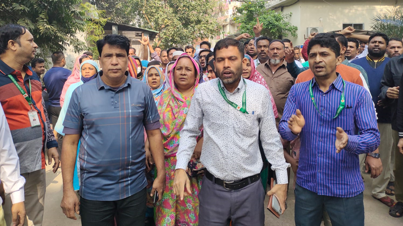 মিটফোর্ড হাসপাতালের পরিচালকের পদত্যাগ দাবিতে বিক্ষোভ মিটফোর্ড হাসপাতালের পরিচালকের পদত্যাগ দাবিতে বিক্ষোভ