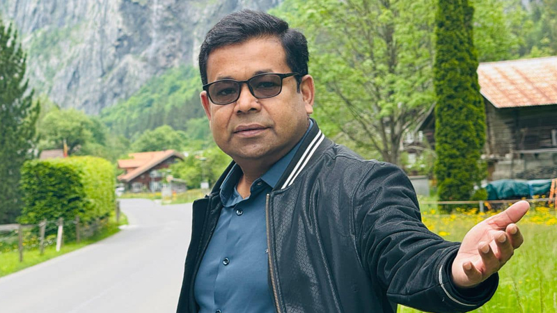 অঞ্জনাকে নিয়ে ফিরছেন মনির খান অঞ্জনাকে নিয়ে ফিরছেন মনির খান