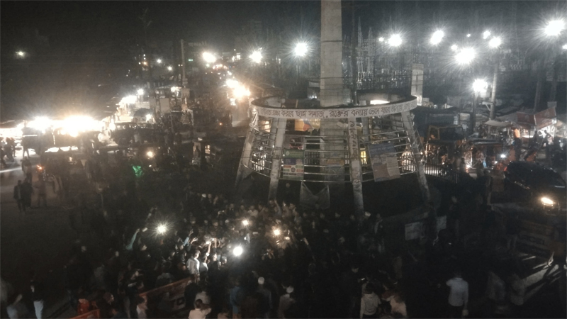 ছাত্রী লাঞ্ছনার প্রতিবাদে শিক্ষার্থীদের মহাসড়ক অবরোধ ছাত্রী লাঞ্ছনার প্রতিবাদে শিক্ষার্থীদের মহাসড়ক অবরোধ