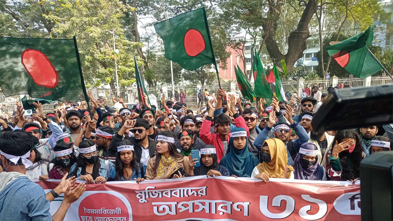 ‘মার্চ ফর ইউনিটি’ কর্মসূচি ঘিরে শহীদ মিনারে জড়ো হচ্ছেন নানা শ্রেণি-পেশার মানুষ ‘মার্চ ফর ইউনিটি’ কর্মসূচি ঘিরে শহীদ মিনারে জড়ো হচ্ছেন নানা শ্রেণি-পেশার মানুষ