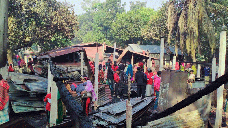 সিরাজগঞ্জে ১০ বাড়ি আগুনে পুড়ে ছাই সিরাজগঞ্জে ১০ বাড়ি আগুনে পুড়ে ছাই