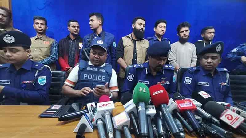 ১৮ লাখ টাকা ব্যাগে নিয়েছিল তিন ডাকাত: পুলিশ ১৮ লাখ টাকা ব্যাগে নিয়েছিল তিন ডাকাত: পুলিশ
