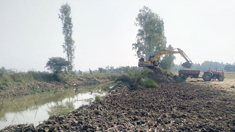 খালের বাঁধ কেটে মাটি বিক্রি যুবদল নেতার খালের বাঁধ কেটে মাটি বিক্রি যুবদল নেতার