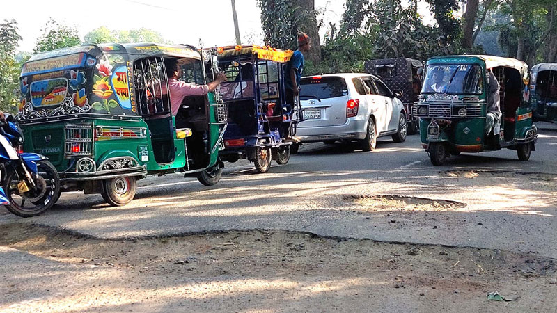 সংস্কারের এক বছর না যেতেই বেহাল সড়ক সংস্কারের এক বছর না যেতেই বেহাল সড়ক