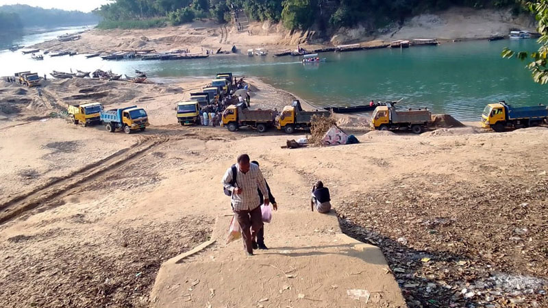 জৈন্তাপুরের লালাখালে বালুখেকোদের দৌরাত্ম্য জৈন্তাপুরের লালাখালে বালুখেকোদের দৌরাত্ম্য