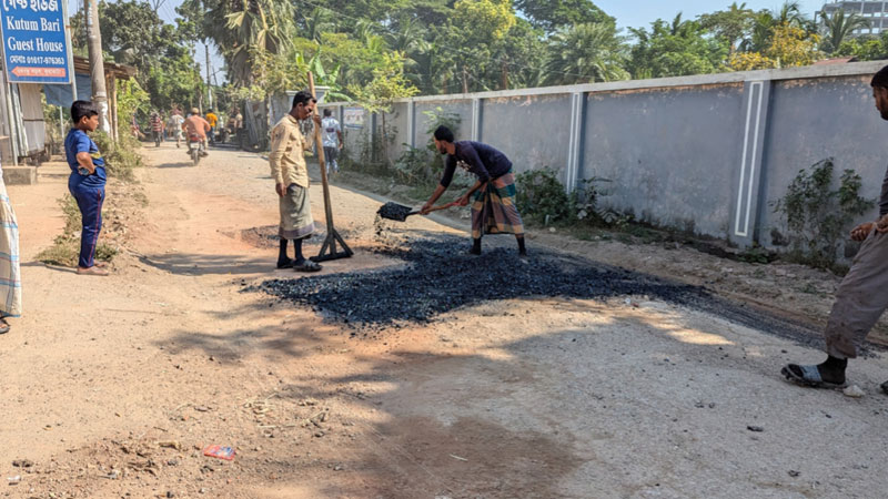 অর্ধেক পুরুত্বে কার্পেটিং ধুলার ওপরই বিটুমিন অর্ধেক পুরুত্বে কার্পেটিং ধুলার ওপরই বিটুমিন