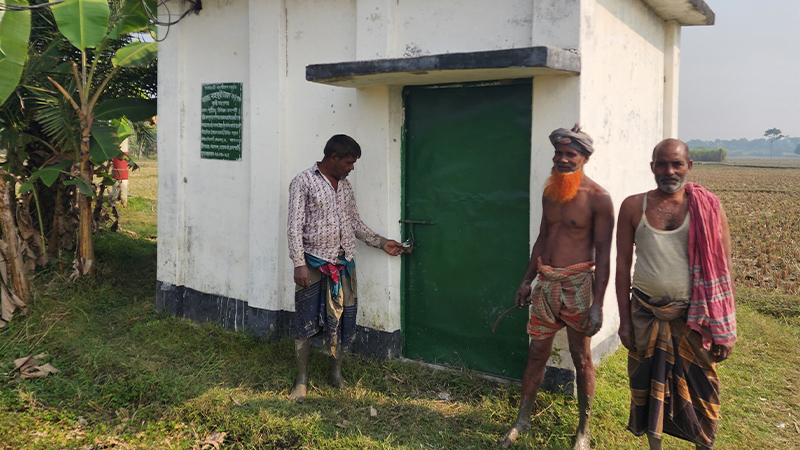 গভীর নলকূপের ঘরে তালা দিলেন কথিত বিএনপি নেতা, বিপাকে কৃষক গভীর নলকূপের ঘরে তালা দিলেন কথিত বিএনপি নেতা, বিপাকে কৃষক