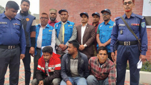গাইবান্ধা পাসপোর্ট অফিসে দুদকের অভিযান, আটক ৩