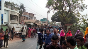 ট্রাকের চাকায় পিষ্ট হয়ে গৃহবধূ নিহত, স্বামী-সন্তান গুরুতর আহত
