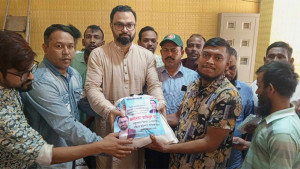 পল্লবীর বস্তিতে অগ্নিকাণ্ডে ক্ষতিগ্রস্তদের পাশে বিএনপি নেতা আমিনুল